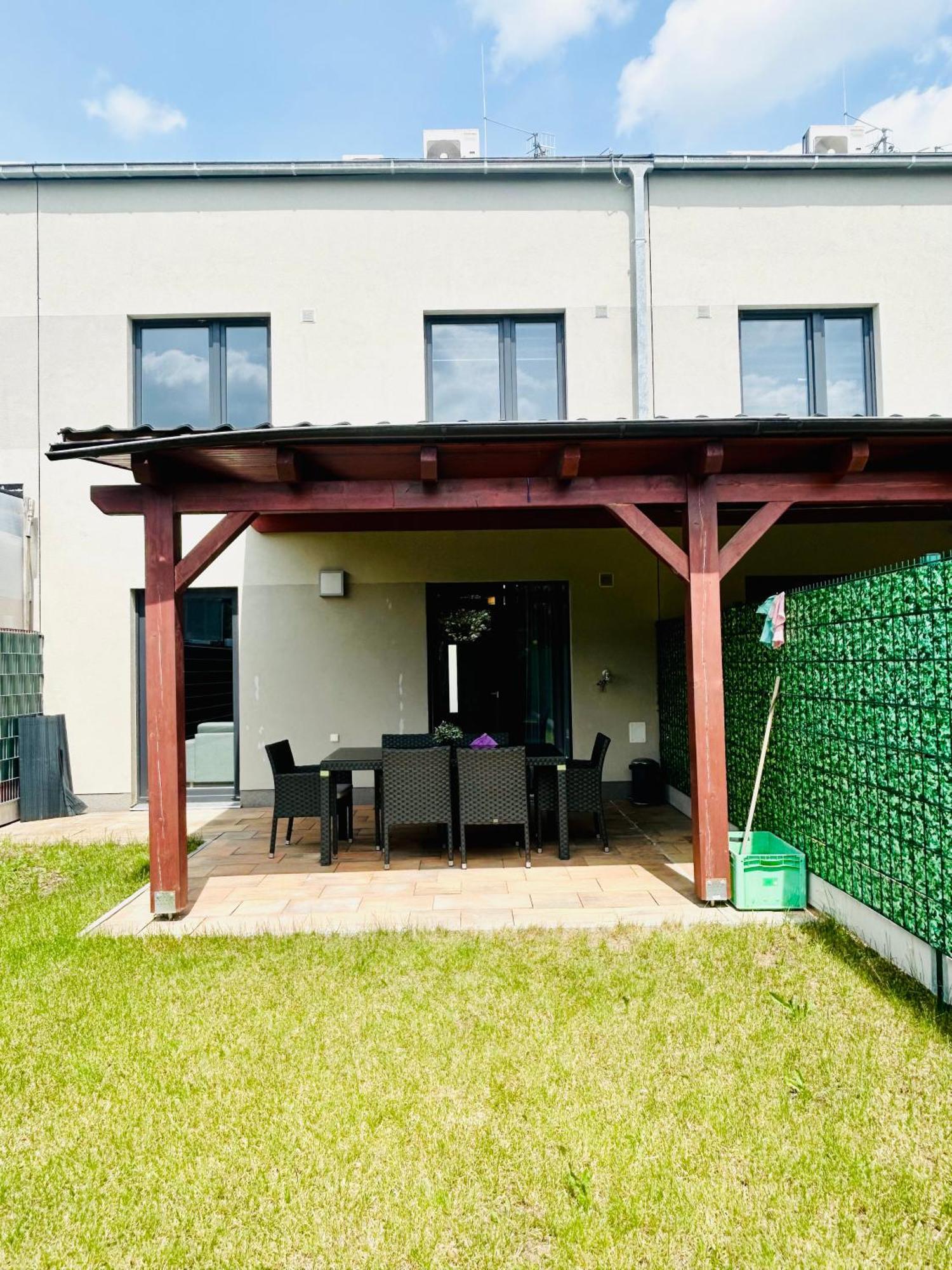 Villa Many Separate Rooms With Free Parking Praha 4 Libus — Photos 1